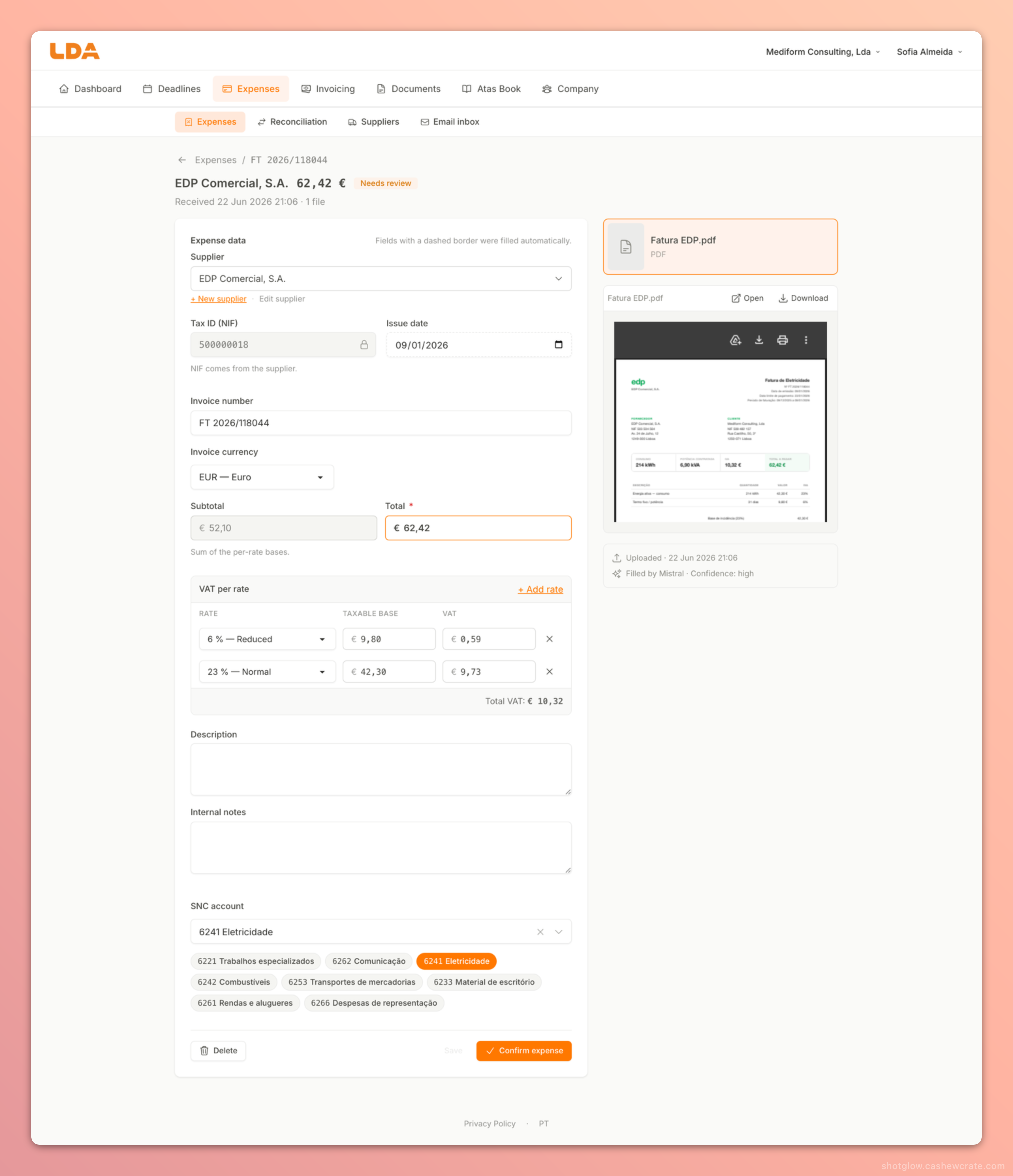 Limitada expense detail page: AI-filled fields (supplier, NIF, dates, totals, VAT by rate, suggested SNC code) next to the original PDF, with a label indicating the data was filled in by AI and the extraction confidence level.
