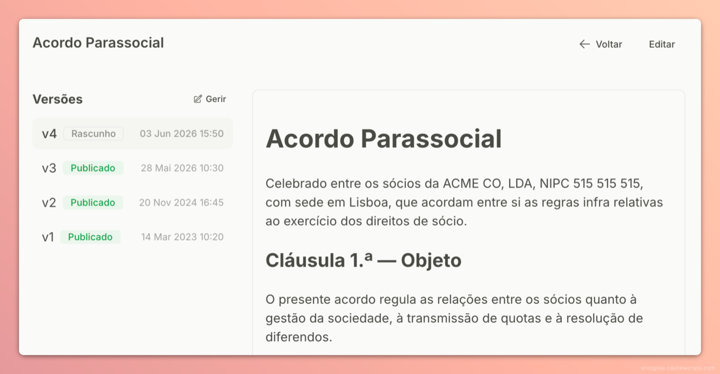 Um documento aberto na Limitada com a barra lateral de histórico de versões: as versões v1 a v4 com o respetivo estado (Publicado/Rascunho) e data, ao lado do conteúdo do documento.